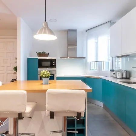 Spacious And Lovely In The Center Of בילבאו