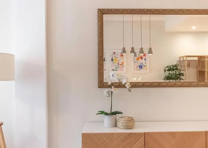 Spacious And Lovely In The Center Of Apartment *